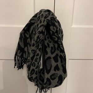 Banana Republic NWOT leopard scarf
